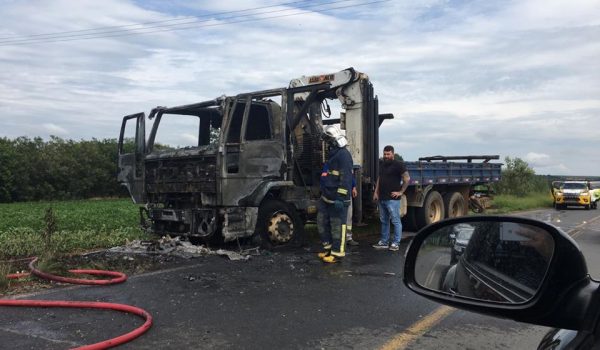 Corpo de Bombeiros atende incêndio de caminhão na PR 151