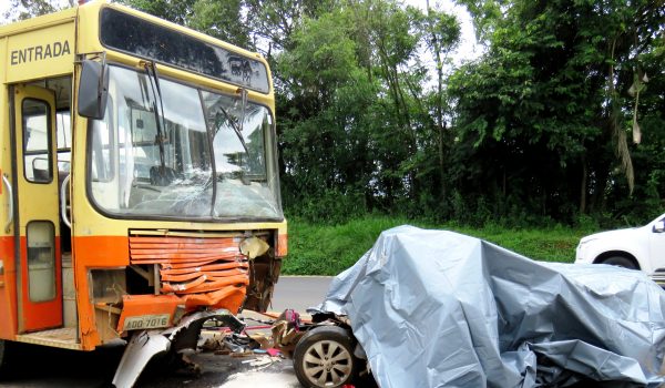 Colisão entre auto x ônibus causa cinco óbitos em Palmeira