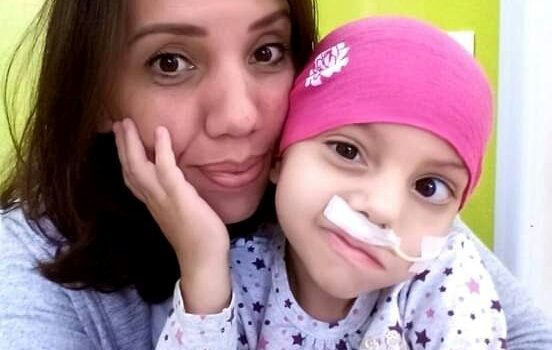 Família busca ajuda para realizar cirurgia de criança com tumor