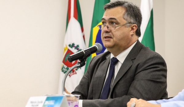 Secretário de Saúde confirma seis casos de coronavírus no Paraná