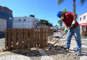 Secretaria de Obras começa retirada dos bancos da Rua Conceição