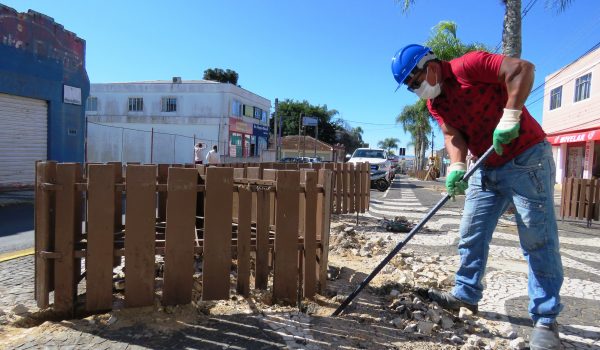 Secretaria de Obras começa retirada dos bancos da Rua Conceição