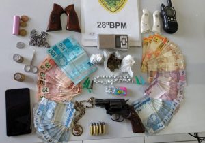 Ação da Polícia Militar resulta na apreensão de drogas, arma e dinheiro