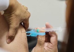 Vacina contra gripe para professores e adultos de 55 a 59 anos de idade começa nesta terça-feira (26)