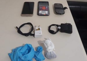 Polícia encaminha duas pessoas para Delegacia e apreende sacola com celulares e substância entorpecente