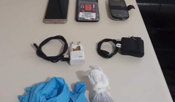 Polícia encaminha duas pessoas para Delegacia e apreende sacola com celulares e substância entorpecente