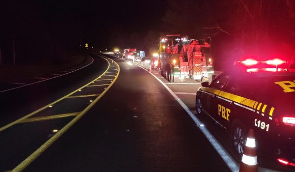 PRF atende capotamento na BR 277 com uma vítima grave