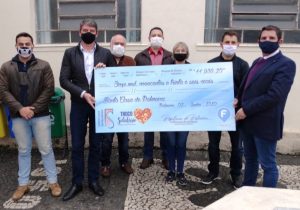 Franco repassa doações do Troco Solidário para a Santa Casa