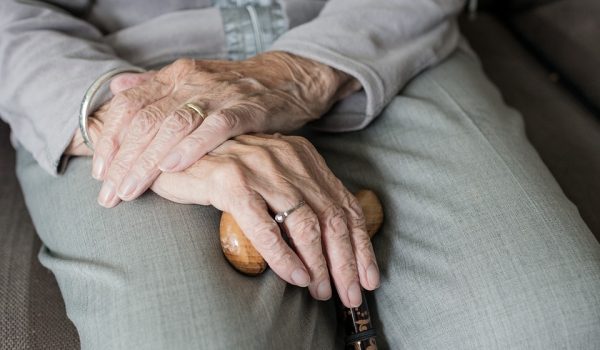 Fisioterapeuta comenta sobre prevenção e fatores de risco de quedas em idosos