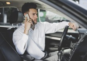 Um em cada cinco motoristas usa celular ao dirigir