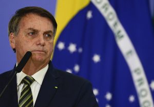 Juiz federal impõe uso de máscara ao presidente em locais públicos