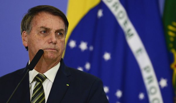 Juiz federal impõe uso de máscara ao presidente em locais públicos