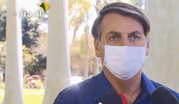 Bolsonaro diz que novo teste manteve resultado positivo para covid-19