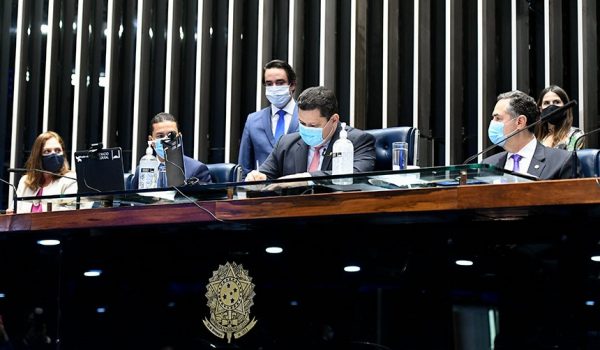 Congresso promulga emenda que adia eleições municipais para novembro