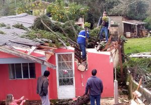 Tempestade e vendaval deixam casas danificadas e sem energia no Paraná