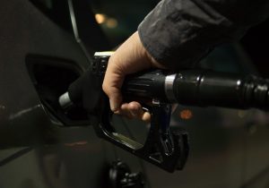 Petrobras reduz preço da gasolina em 4% nas refinarias