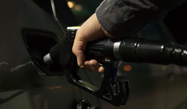 Petrobras reduz em 4% preço da gasolina nas refinarias nesta sexta (31)