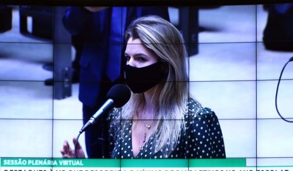 Câmara aprova MP que suspende cumprimento mínimo de dias letivos