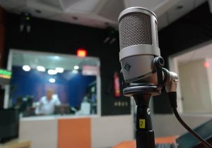 Apresentadores pré-candidatos devem se afastar da função em rádio e TV