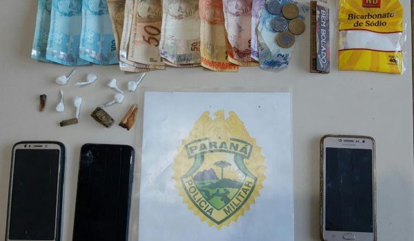 PM localiza ponto de tráfico de drogas e aprende dinheiro, celulares e substâncias entorpecentes