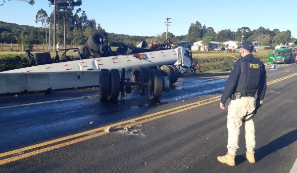 Colisão entre caminhão e automóvel na BR 277 em Palmeira deixa condutora com ferimentos graves