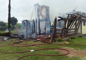 Após incêndio em residência, família pede doações