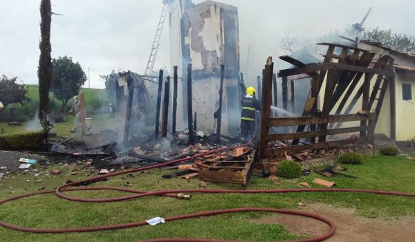 Após incêndio em residência, família pede doações