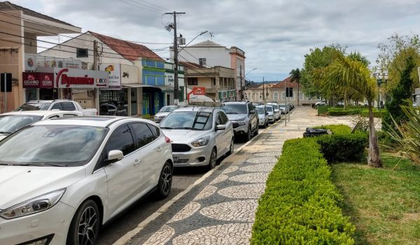 Frota emplacada no município cresce mais que população