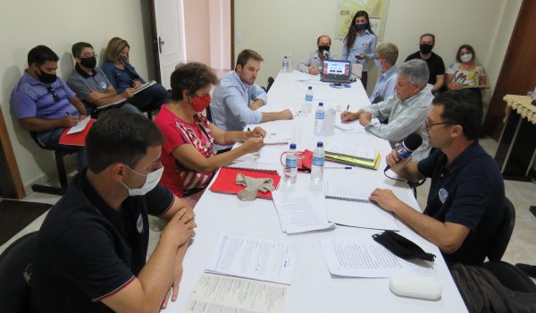 Candidatos explanam suas propostas em debate da Rádio Ipiranga