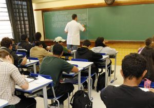 Educação prorroga mandatos de diretores de colégios estaduais