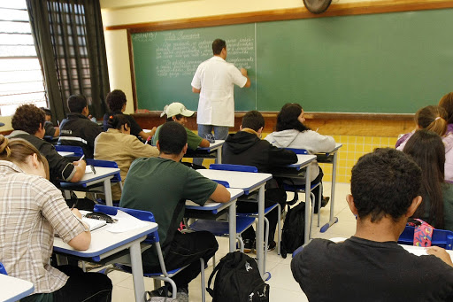 Educação prorroga mandatos de diretores de colégios estaduais