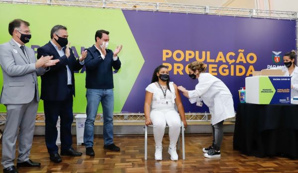 Enfermeira do Hospital do Trabalhador é a primeira a ser vacinada no Paraná