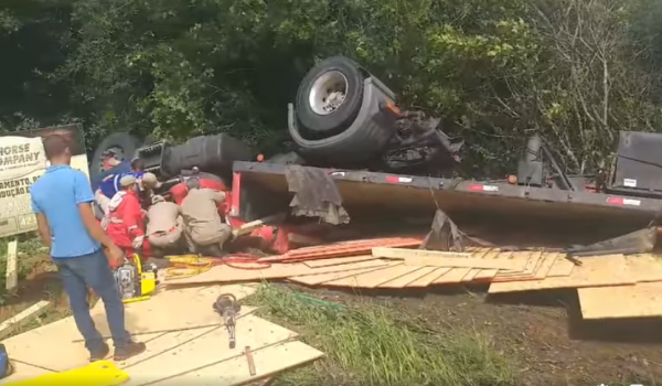 Corpo de Bombeiros atende tombamento de caminhão na 'Serrinha'