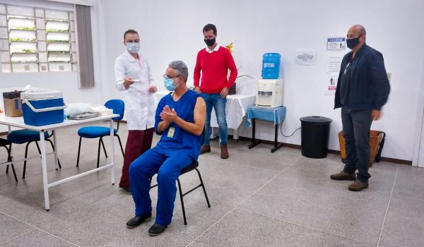 Enfermeiro foi a primeira pessoa de Palmeira a receber dose da vacina contra Covid-19
