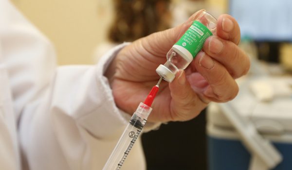 Pessoas com 59 anos serão vacinadas contra Covid a partir de sábado