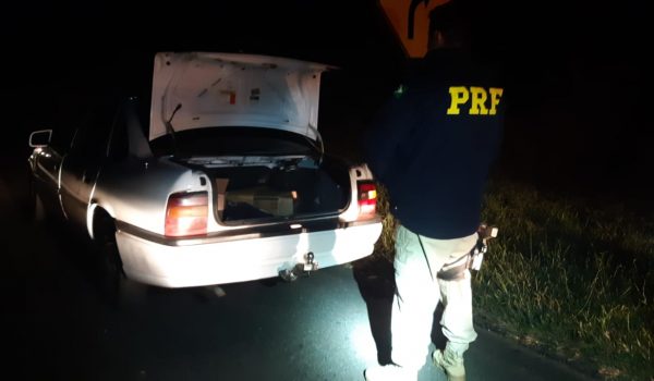 PRF encaminha carro carregado com drogas para a DP de Palmeira