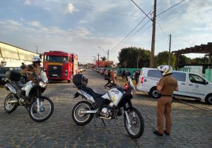 Companheiros de fardas e familiares se despedem do Cabo Santos