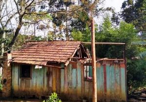 Campanha pretende reconstruir casa destruída pelo vendaval