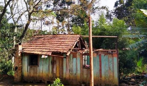 Campanha pretende reconstruir casa destruída pelo vendaval