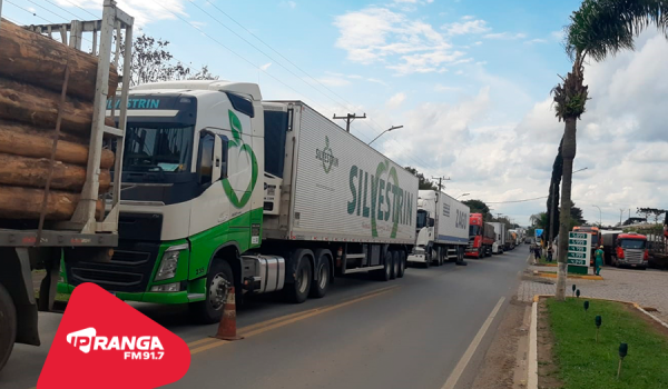 Motoristas pernoitaram em frente a posto de combustível na PR-151