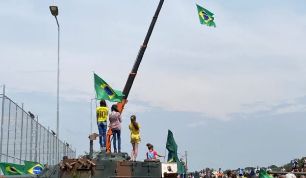 Munícipes realizam carreata no feriado de 7 de setembro