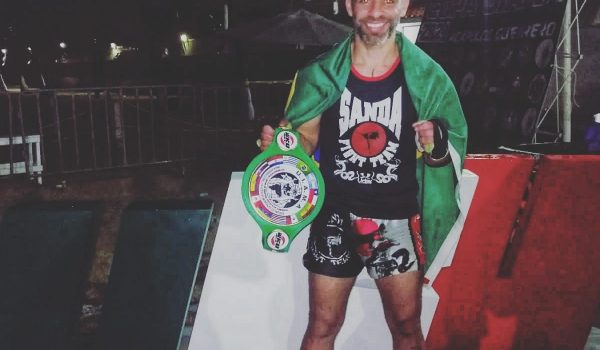 Lutador de Palmeira retorna de competição no México com cinturão