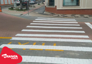 Prefeitura realiza pintura de faixa e deslocamento de ponto de táxi 