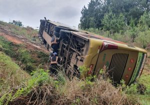 Acidente entre caminhão e ônibus deixa 17 feridos em Porto Amazonas