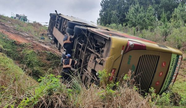 Acidente entre caminhão e ônibus deixa 17 feridos em Porto Amazonas