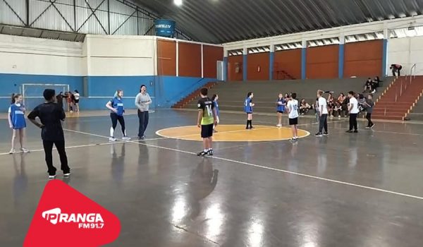 Adolescentes de 10 à 17 anos podem praticar Handebol em Palmeira 