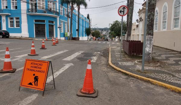 Trecho da XV de Novembro está interditado para trabalhos no local