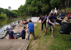 Ação do Rotary Club de Palmeira juntou 3.200 quilos de lixo do Rio Iguaçu