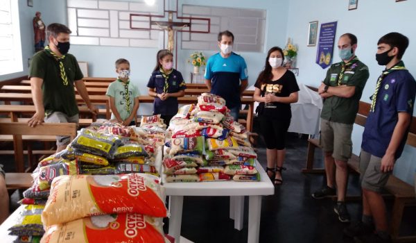 Lar Acelino recebe doações de alimentos através do Grupo Escoteiros Tropeiros