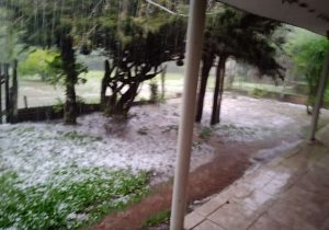 Chuva de granizo causa danos na localidade de Faxinal dos Mineiros